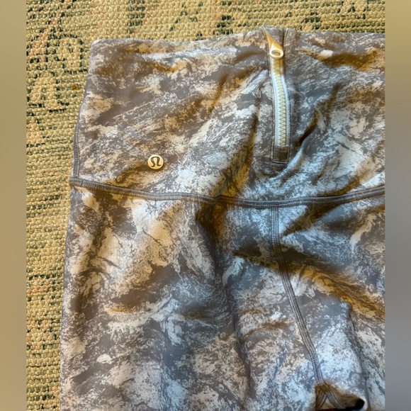 Lululemon Size 8 Grey and White Perforated Mesh Leggings 28” Zipper Waist - Picture 4 of 9